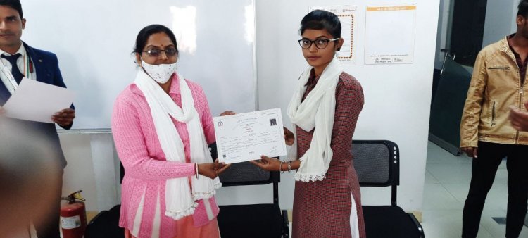 प्रधानमंत्री कौशल केंद्र पर प्रशिक्षुओं को मिला सर्टिफिकेट 