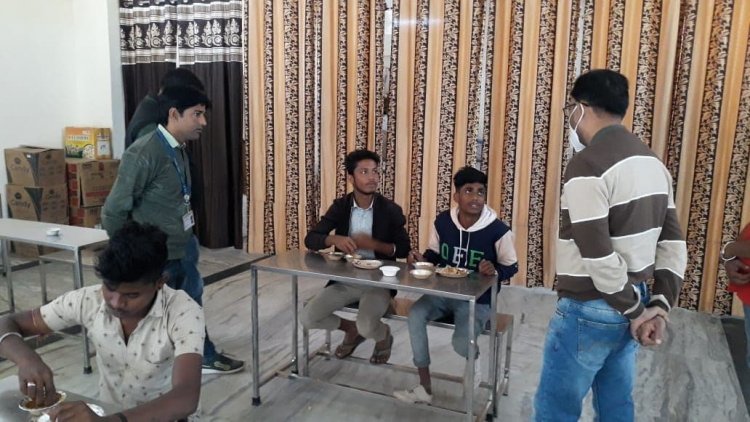 जिला कलक्टर भगवती प्रसाद ने नगर परिषद में इंदिरा रसोई का किया औचक निरीक्षण।