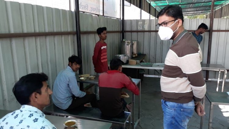 जिला कलक्टर भगवती प्रसाद ने नगर परिषद में इंदिरा रसोई का किया औचक निरीक्षण।
