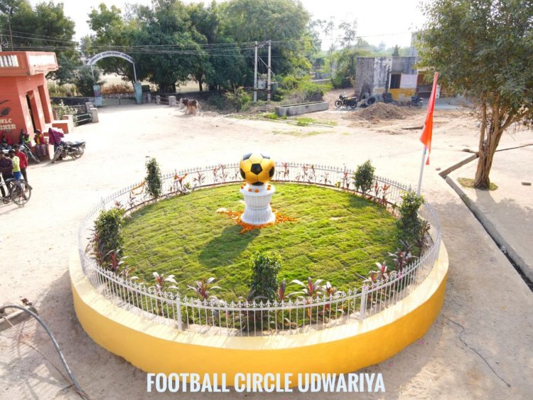 फुटबॉल खेल के प्रति इतना जुनून की  गाव में बना दिया 900 kg का फुटबॉल सर्कल।