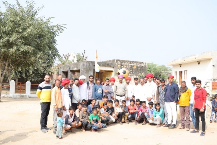 फुटबॉल खेल के प्रति इतना जुनून की  गाव में बना दिया 900 kg का फुटबॉल सर्कल।