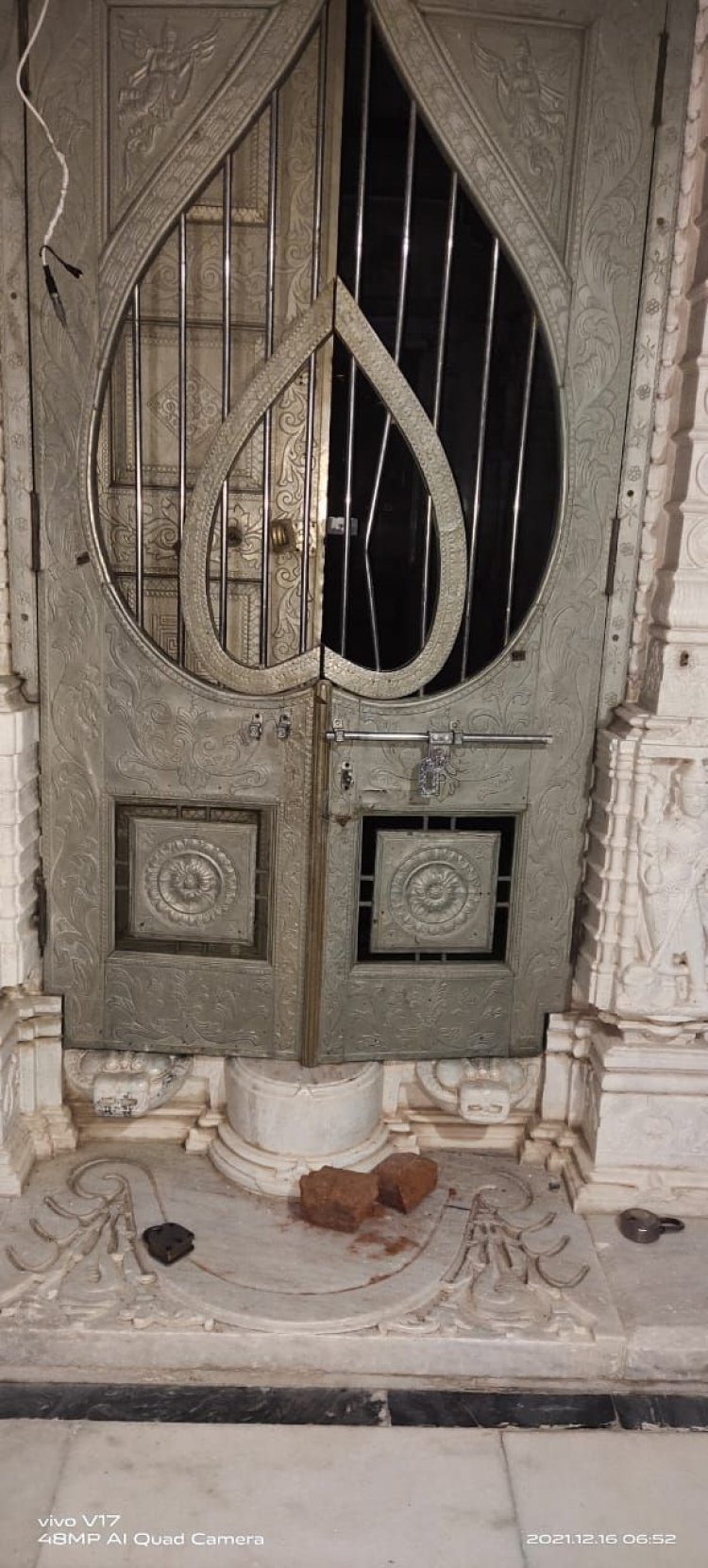 भगवान की चांदी की आंखें और नकदी ले गए चोर