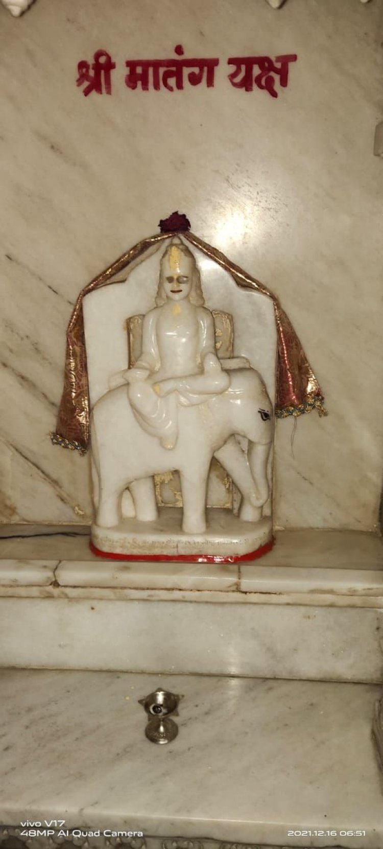 भगवान की चांदी की आंखें और नकदी ले गए चोर