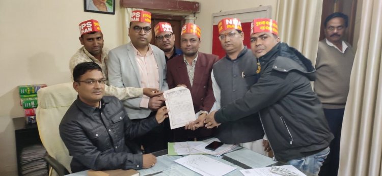 पुरानी पेंशन लागू करने को लेकर कर्मचारियों ने किया आंदोलन, पीएम व सीएम के नाम दिया ज्ञापन।