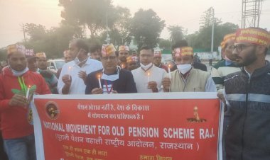 पुरानी पैंशन बहाली की मांग को लेकर  सरकारी कर्मचारियों व अधिकारियों ने किया  कैन्डिल मार्च।