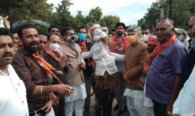 मुख्यमंत्री चरणजीत सिंह चन्नी का पुतला दहन कर राष्ट्रपति के नाम ज्ञापन सौंपकर दोषियों के खिलाफ कार्यवाही की मांग।