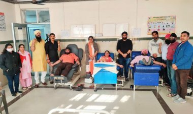 गुरु गोबिंद सिंह जी के प्रकाश पर्व पर सिक्ख समाज ने किया 14  यूनिट रक्तदान