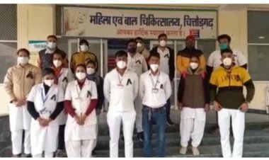 संविदा कैडर में सम्मिलित नहीं किए जाने के विरोध में सीएचए कर्मियों ने काली पट्टी बांधकर किया प्रदर्शन