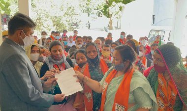 महिलाओ में आक्रोश : अलवर में मूकबधिर बच्ची के साथ घटना व सांचौर के कारोला में बुजुर्ग महिला की हत्या का विरोध