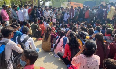 महाविद्यालय में  अन्यप्रयोजनार्थ छात्रावास के विरोध में सड़क पर उतरे सैकड़ों छात्र