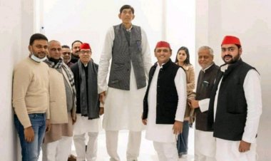 देश के सबसे लंबे व्यक्ति ने ज्वाइन की समाजवादी पार्टी(सपा)