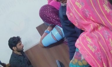 कोरोना गाइडलाइन के नियमों की धज्जियां उड़ रही, बीसी केंद्र पर लोगो की भीड़।