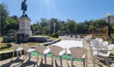 उदयपुर में प्रशासन ने ऐन वक्त पर टाला कार्यक्रम:महात्मा गांधी की प्रतिमा पर पुष्पांजलि करने कोई नहीं आया, लंबे इंतजार के बाद खाली कुर्सियां और टेंट हटाए