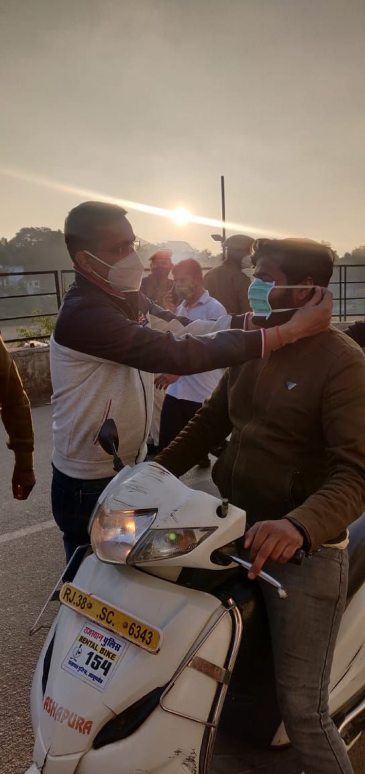 पुलिस अधीक्षक के  आदेश की पालना में मास्क की अनिवार्यता को लेकर पुलिस प्रशासन सख्त।