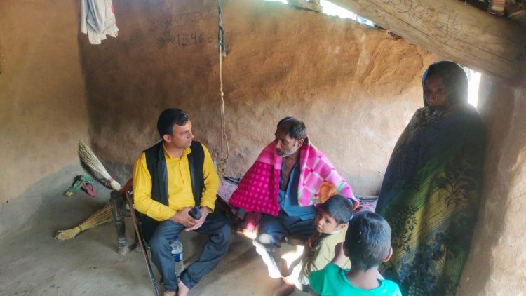दिव्यांग सेवा संस्थान ने ठिठुरती ठंड में वनवासी व गरीब लोगों को कम्बल व वस्त्र वितरण किए, संस्थापक झालाराम देवासी । 