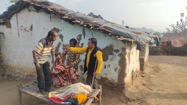 दिव्यांग सेवा संस्थान ने ठिठुरती ठंड में वनवासी व गरीब लोगों को कम्बल व वस्त्र वितरण किए, संस्थापक झालाराम देवासी । 
