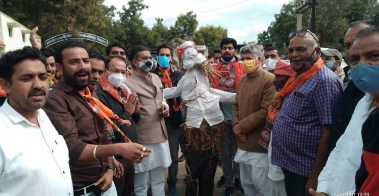 मुख्यमंत्री चरणजीत सिंह चन्नी का पुतला दहन कर राष्ट्रपति के नाम ज्ञापन सौंपकर दोषियों के खिलाफ कार्यवाही की मांग।