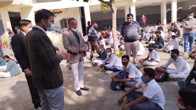 बच्चों के टीकाकरण का कलेक्टर ने किया औचक निरीक्षण