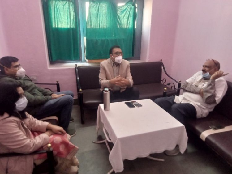 CMHO डॉ राजेश कुमार ने  चिकित्सा संस्थान पर उपलब्ध सुविधाओं का लिया जायजा।