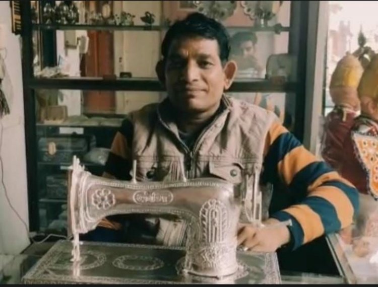 सांवलियाजी के लिए बनवाई 1KG चांदी की सिलाई मशीन