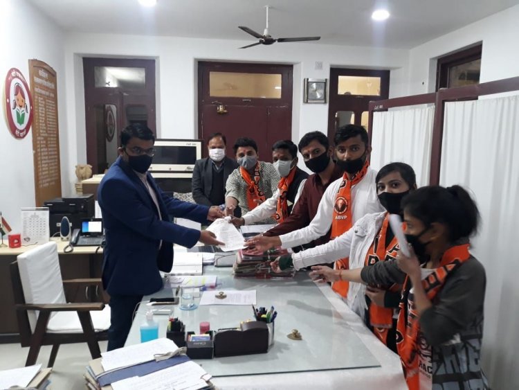एबीवीपी के कार्यकर्ताओ के द्वारा रीट परीक्षा में हुई धांधली को लेकर किया गया विरोध प्रदर्शन, संगठन के छात्र नेता सिद्धार्थ देवासी के नेतृत्व में कलेक्टर को राज्यपाल के नाम ज्ञापन सौंपा ।