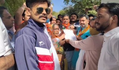 सिरोही:- भाजपा प्रदेशाध्यक्ष पर हुए हमले के विरोध में भाजपा कार्यकर्ताओ ने राज्यपाल के नाम कलेक्टर को सौंपा ज्ञापन ।