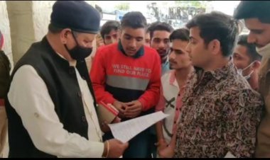 भीनमाल उपखंड मुख्यालय पर छात्र संघ की ओर से रीट पेपर लीक  व  लेटा में दुष्कर्म मामले को लेकर राज्यपाल के नाम एसडीम को सौंपा ज्ञापन 