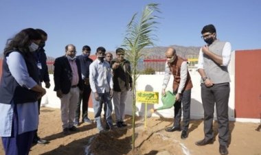 स्वामी विवेकानन्द राजकीय मॉडल स्कूल के पास तैयार माकडवाली रोड़ खेल मैदान की शनिवार को जिला कलक्टर श्री अंश दीप ने पौधारोपण कर शुरूआत की।