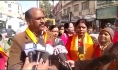 वैलेंटाइन डे के विरोध स्वरूप बजरंग सेना का कार्डों की होली जलाकर विरोध 