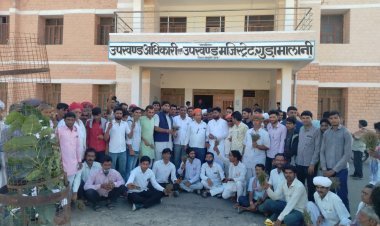 बाड़मेर। फसल मुआवजे को लेकर आरएलपी उतरी सड़कों पर: गुड़ामालानी उपखंड पर दिया धरना, किसान जली फसले लेकर पहुंचे एसडीएम ऑफिस,