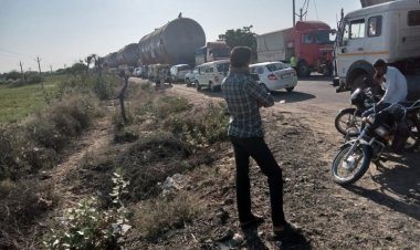 भारी भरकम वाहनों की वजह से दिन मे कई बार होती है बिजली गुल      