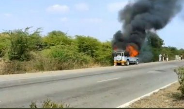 बनास बांध के पास चलती सवारी जीप में अचानक लगी आग।