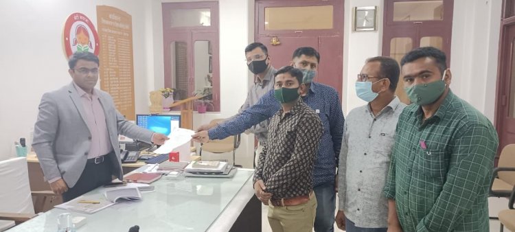 JNVU छात्रसंघ अध्यक्ष रवींद्र सिंह भाटी की रिहाई को लेकर 'जय राजपुताना संघ' सिरोही, द्वारा डीएम डॉ भंवरलाल को सीएम गहलोत के नाम ज्ञापन दिया ।