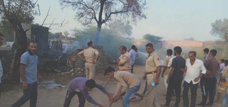 बाड़मेर के निकटवर्ती गांव रड़वा मे किसान के घर लगी भयंकर आग*