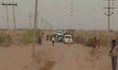 जैसलमेर जाने वाले रास्ते पर रेत आने से वाहन चालकों को भारी परेशानी उठानी पड़ती है