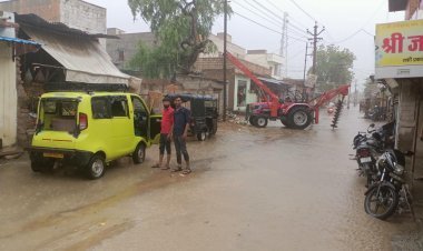 मानसून की एंट्री,धुल भरी आंधी के साथ तेज बारिश।*  *दोपहर के बाद बदला मौसम, तेज हवाओं ने लोगों को किया परेशान।*
