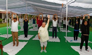 अन्तर्राष्ट्रीय योग दिवस— राजभवन में आयोजित योग समारोह में राज्यपाल ने योग आसन और प्राणायाम किए