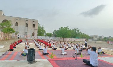 सिरोही(पिंडवाडा): - ग्राम पंचायत केर में योग दिवस पर ग्रामीणो व शिक्षकों ने  किया योगाभ्यास।*