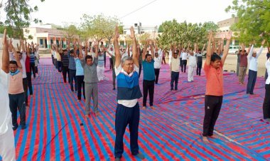 गुडामालानी/ आजादी के अमृत महोत्सव में उपखंड मुख्यालय स्थित महात्मा गांधी राजकीय अंग्रेजी माध्यमिक विद्यालय में योग से होने वाले फायदों के विषय में जागरूकता फैलाने के लिए आठवां ब्लॉक स्तरीय अंतरराष्ट्रीय योग दिवस मनाया गया