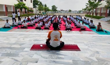 एनसीसी कैडेट्स ने करे योग रहे निरोग का सन्देश दिया।