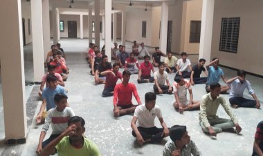 सिरोही: -  छात्रावास मे विधार्थियों ने किया योगाभ्यास, नियमित योग करने व योग के उपाय बताए। 