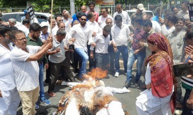 उदयपुर में कांग्रेस कार्यकर्ताओं द्वारा प्रधानमंत्री नरेंद्र मोदी का पुतला फूंक कर विरोध प्रदर्शन