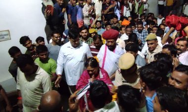 पूर्व मुख्यमंत्री का सिरोही आगमन पर देवासी समाज ने सारणेश्वर जी के दरबार मे चुनरी ओढ़ाकर किया स्वागत।