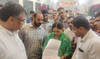 मनोहर   नेतरा  की जांच सीबीआई से  करवाने को लेकर  पूर्व मुख्यमंत्री राजे को सिरोही जिला परिषद सदस्य रीना भुवनेश राजपुरोहित ने सौंपा ज्ञापन