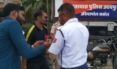 अभद्रता करने वाले कार्मिको से गुलाब देकर उनसे जनता से अभद्रता ना करने की विनती