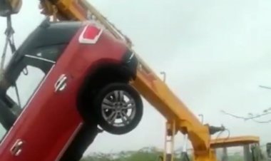 नदी को पार करते समय हुआ हादसा, बहाव में बह गई ब्रेजा कार