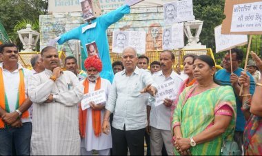 उदयपुर कलेक्ट्री के बाहर भाजपा नेताओं ने जलाया कांग्रेस नेता का पुतला