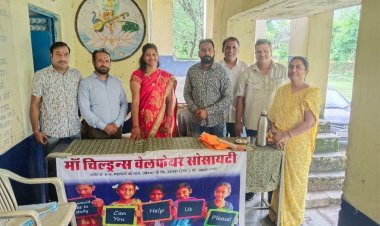 विद्यालय में जरूरतमंद बच्चों को बारिश के मौसम को देखते हुए छाते वितरण किये।