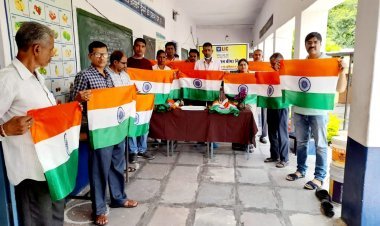 विद्यार्थियों को 350 तिरंगे झण्डे का वितरण कर हर घर तिरंगा अभियान हेतु प्रेरित किया