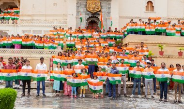 लक्ष्यराज सिंह मेवाड़ ने पर्यटकों, स्कूली बच्चों, हुनरमंदों, कलाकारों को बांटे 2500 से ज्यादा तिरंगे